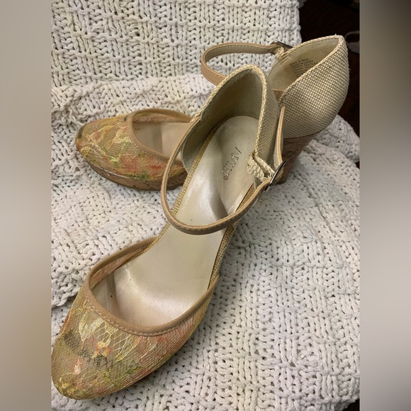 Netted floral cream wedge - Picture 2 of 4